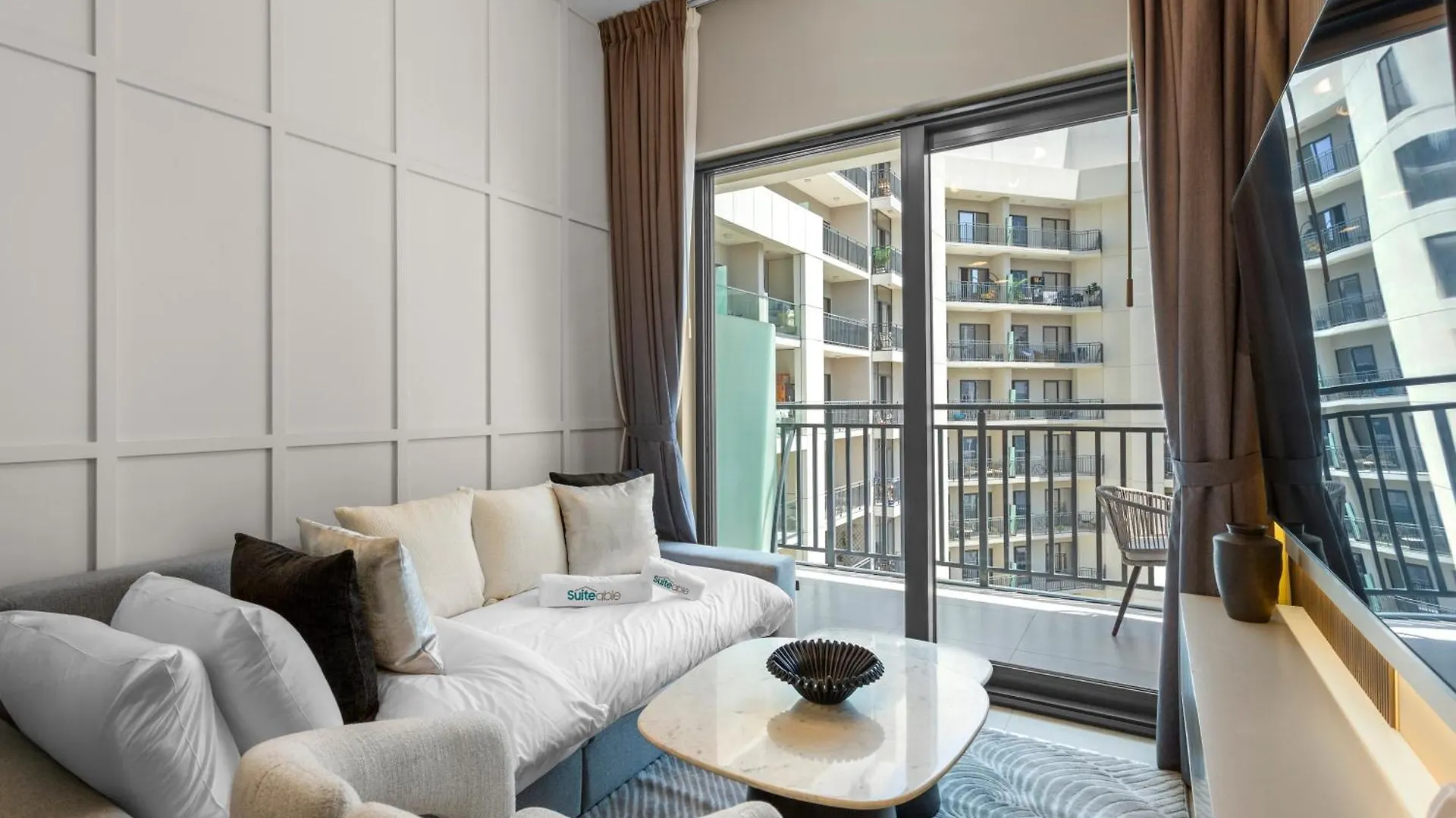 Sleek 1-Bedroom Getaway In Zada Tower 迪拜 公寓