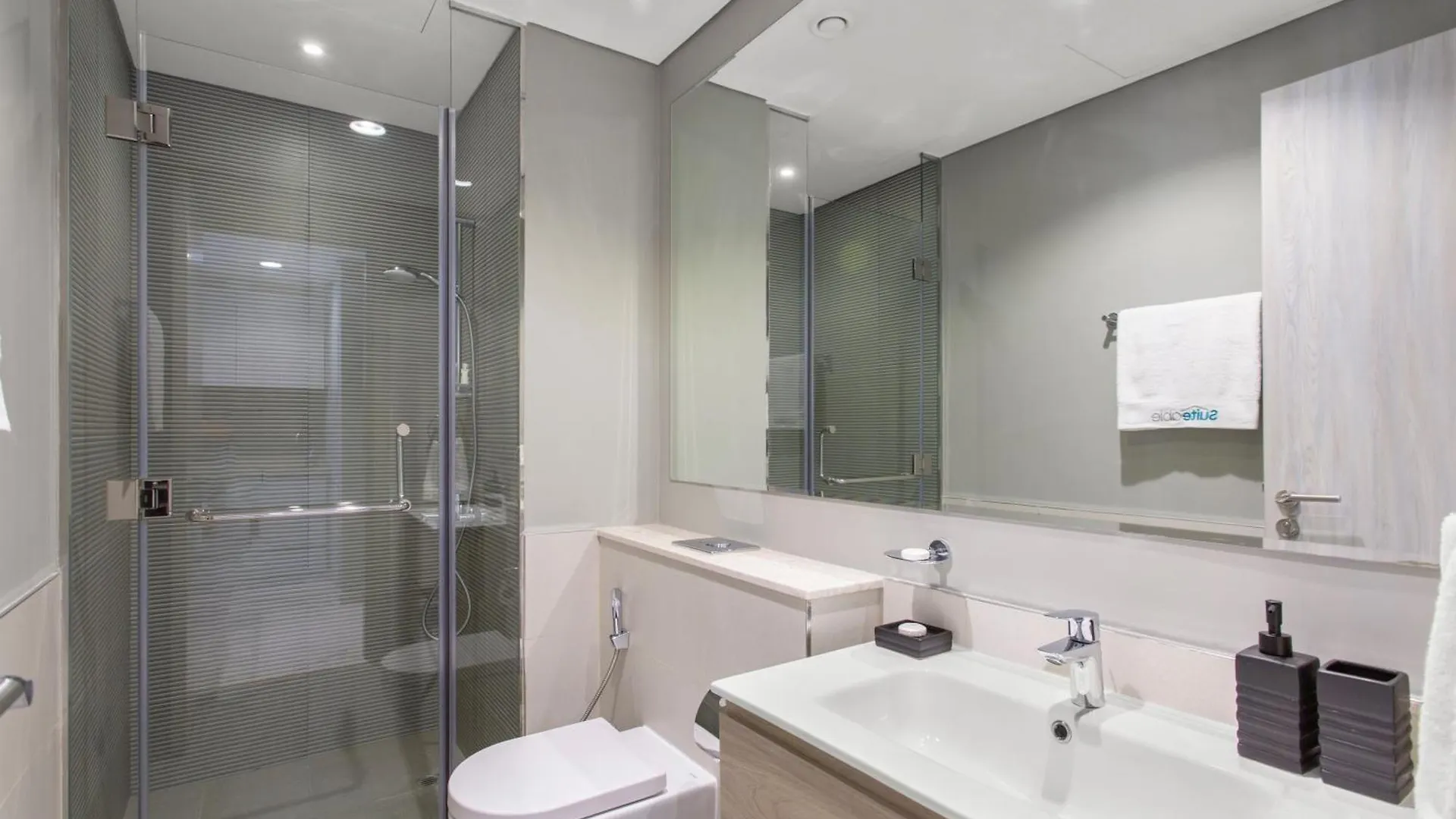 Sleek 1-Bedroom Getaway In Zada Tower 두바이 아랍에미리트