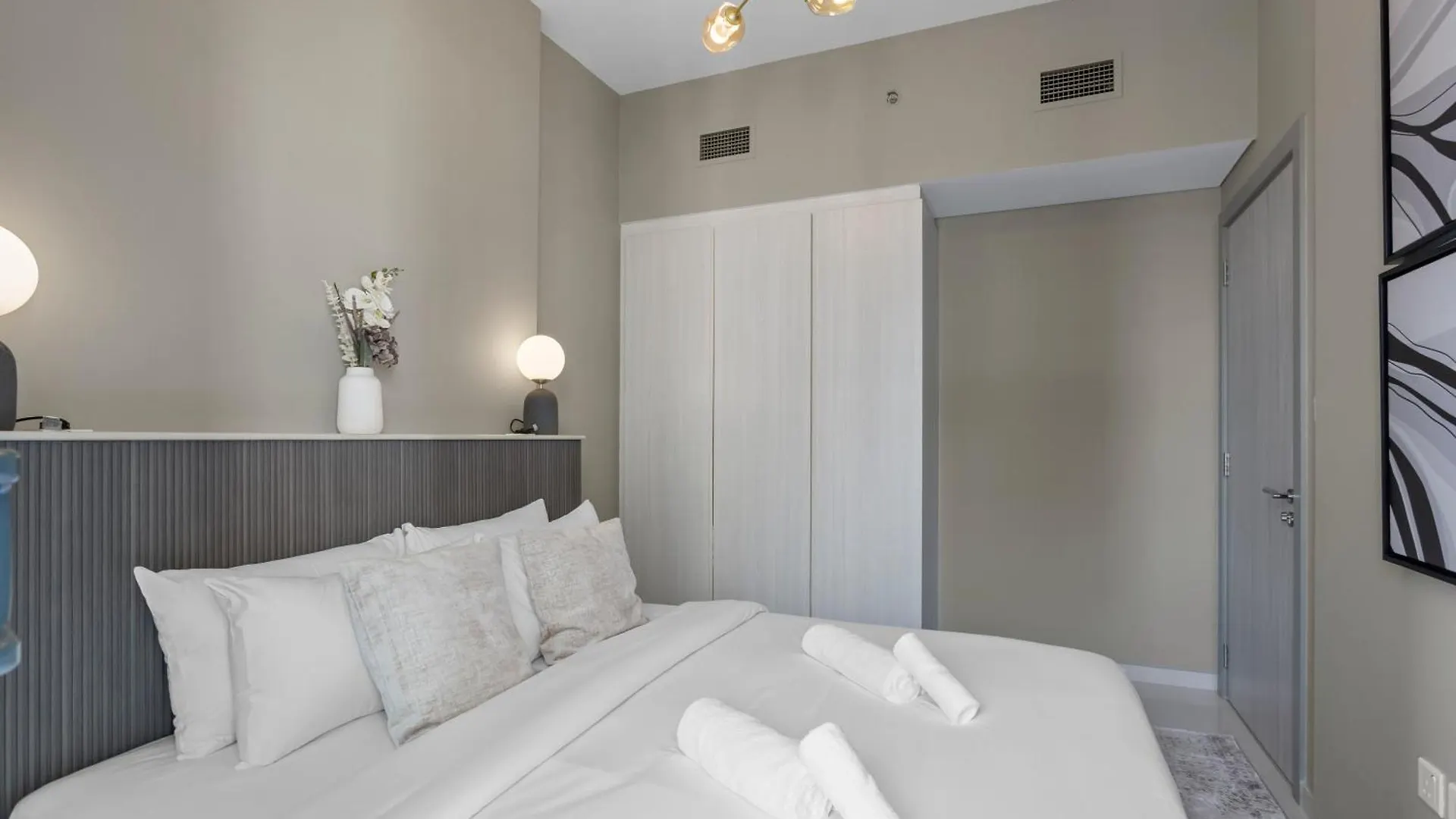 Sleek 1-Bedroom Getaway In Zada Tower 두바이